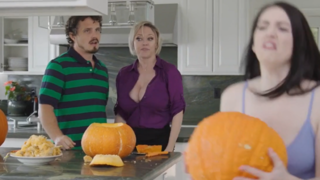 หนังโป๊พรฮับ แฟนลูกแม่ขอ Sneaky Pumpkin StepMom performed by Dee Williams – FullPorner.com